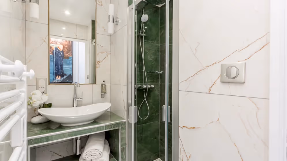 Le Douche luxury suite September 4 II