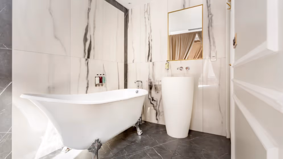Le Baignoire room 2 luxury suite September 4 II