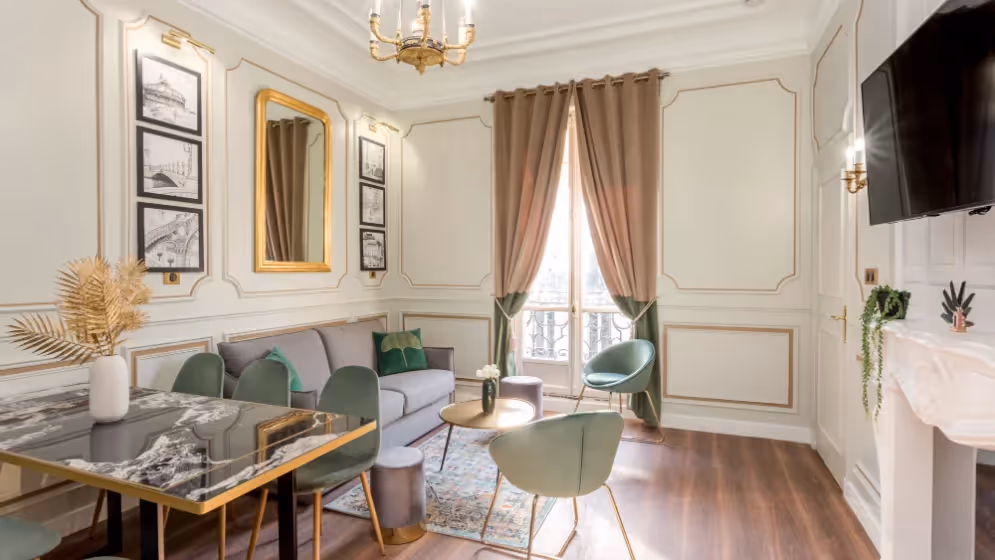 Le Salon suite de luxe September 4 II