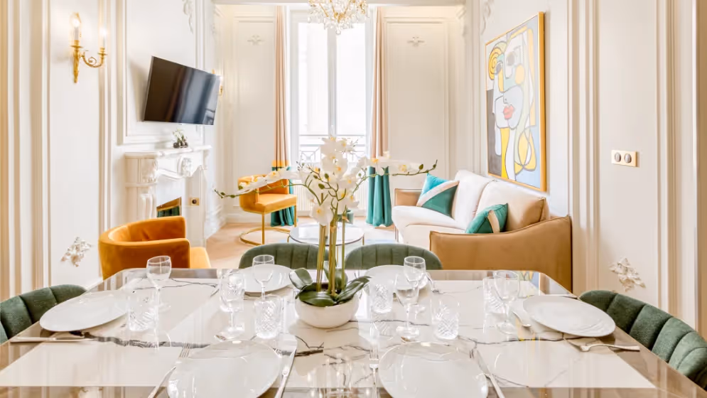 Le Table a manger suite de luxe Volney II