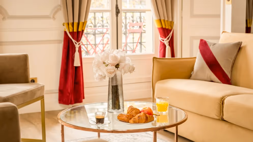 Le petit dejeuner suite de luxe saint martin VII balcon Vue pompidou