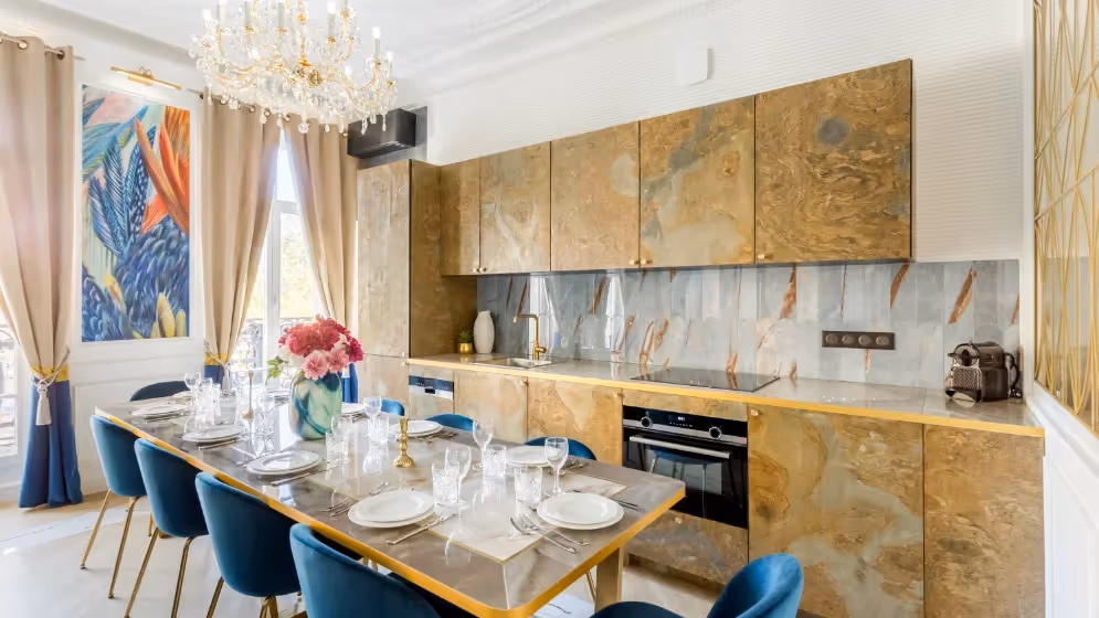 Le Table a manger Cuisine suite de luxe republique balcon Vue republique