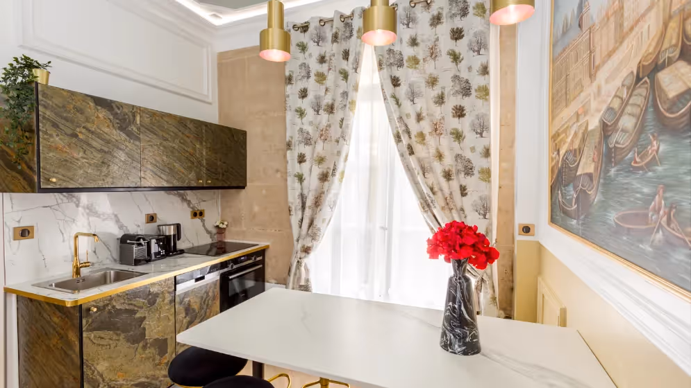 Le 17Table a manger suite de luxe haussmann II