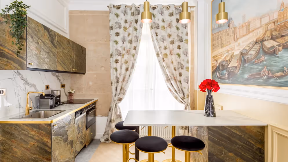Le 18Cuisine et Table a manger suite de luxe haussmann II