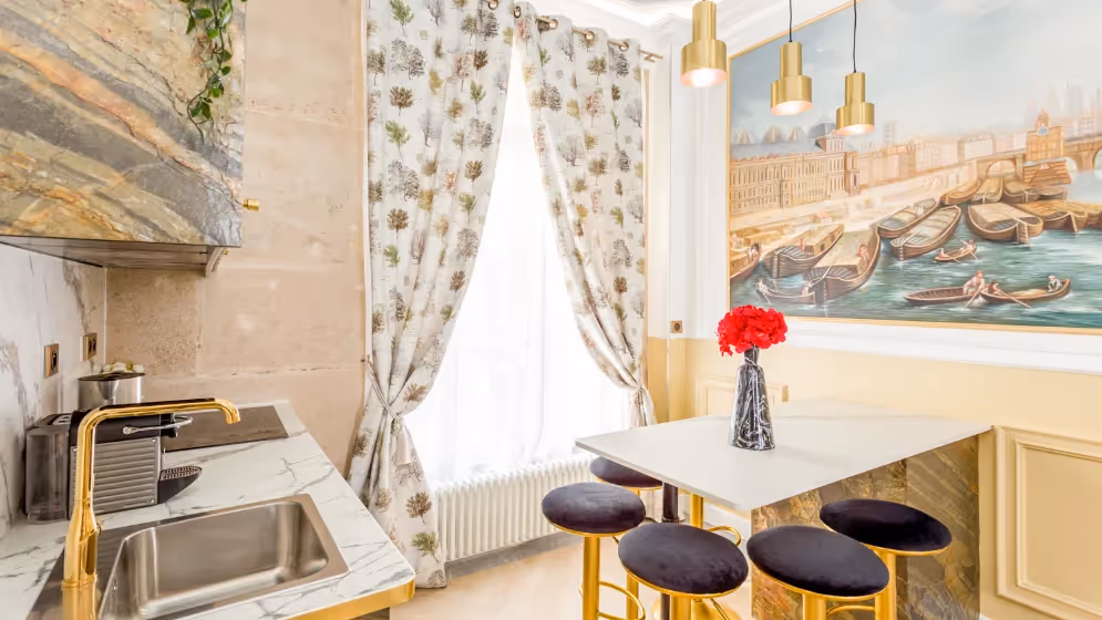 Le 16Table a manger suite de luxe haussmann II