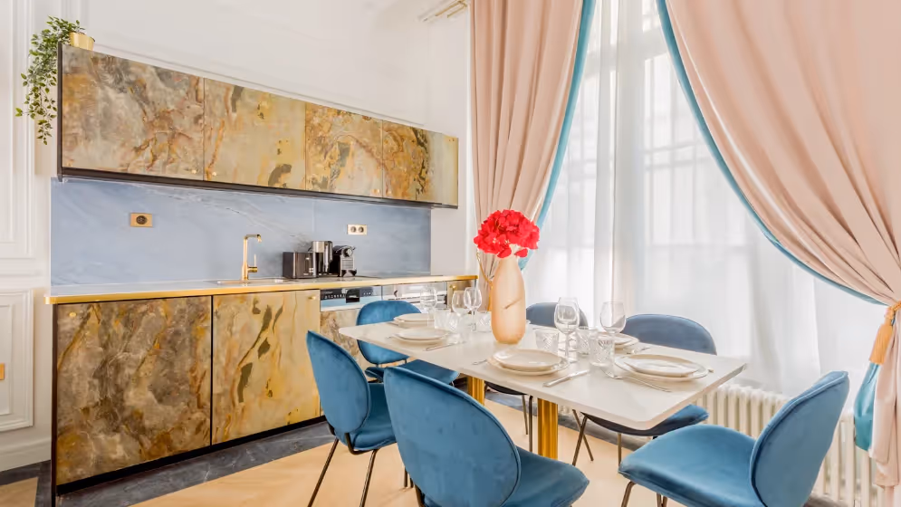 Le Table a manger suite de luxe haussmann I