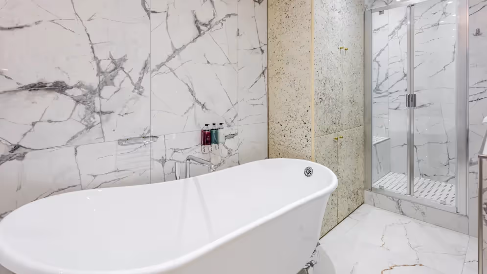 Le Baignoire sdb suite de luxe haussmann I