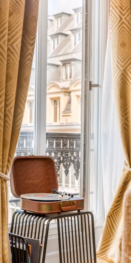 Le SALON suite signature rougemont III Vue paris