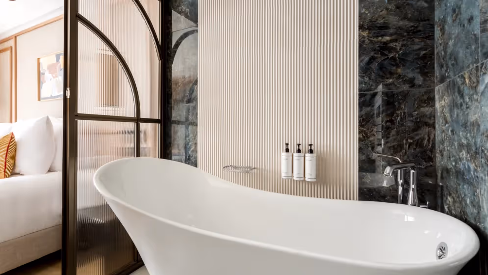 Le sdb chambre 1 suite signature rougemont III Vue paris