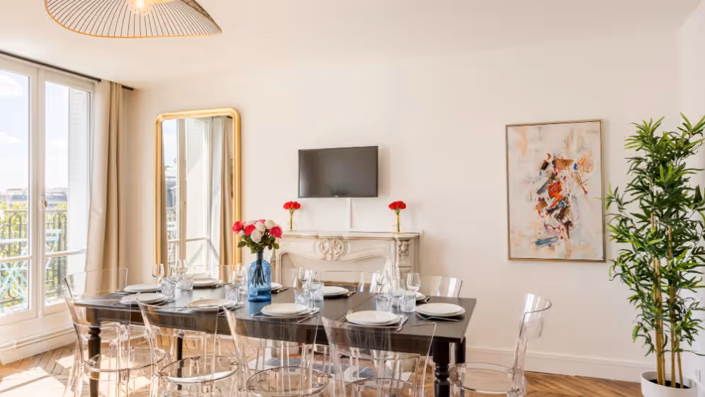 Le Table a manger Appartement cosy tilsitt balcon Vue tour eiffel