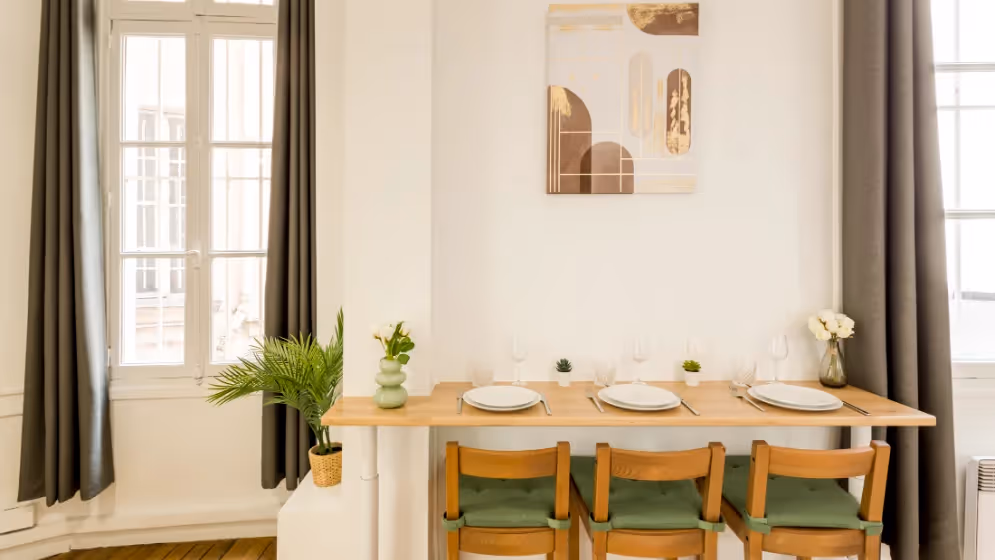 Le Table a manger Appartement cosy clery