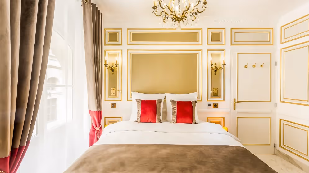 Le 33 chambre 2 suite signature Valois Vue palais royal