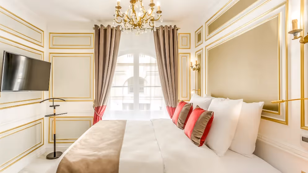 Le 34 chambre 2 suite signature Valois Vue palais royal