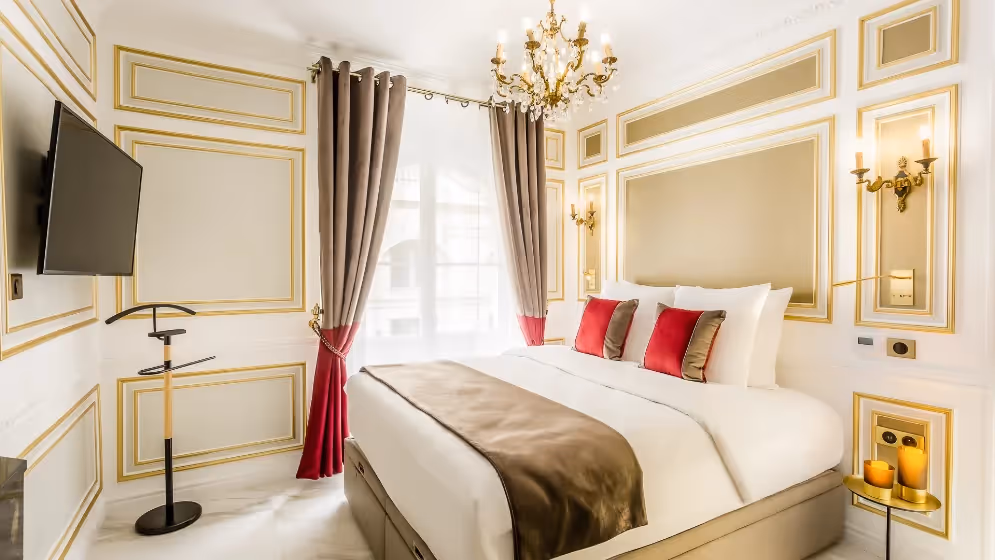 Le 35 chambre 2 suite signature Valois Vue palais royal