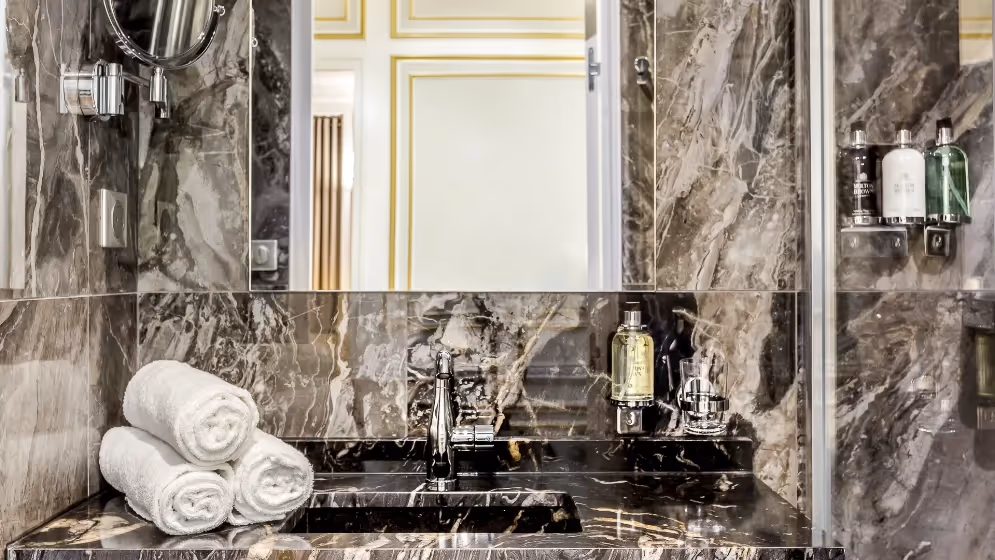 Le laVabo sdb suite signature Valois Vue palais royal