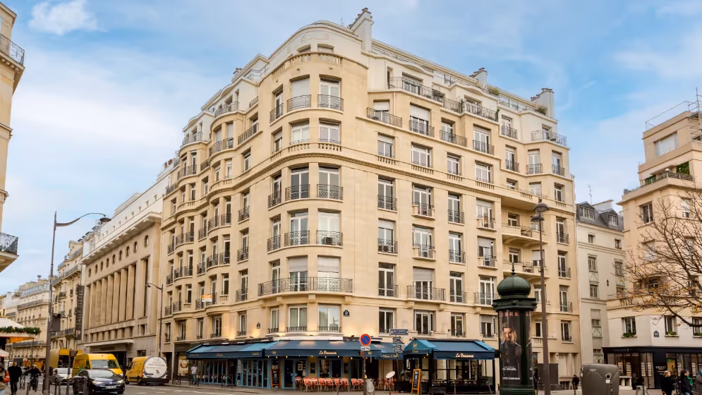 Le EXTERIEUR suite signature hoche balcon Vue tour eiffel