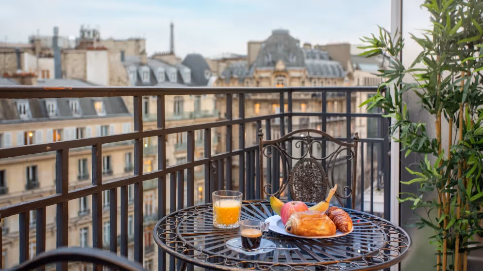 Le petit dejeuner suite signature hoche balcon Vue tour eiffel