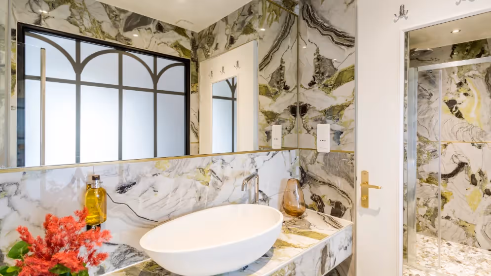 Le sdb chambre 3 suite signature hoche balcon Vue tour eiffel