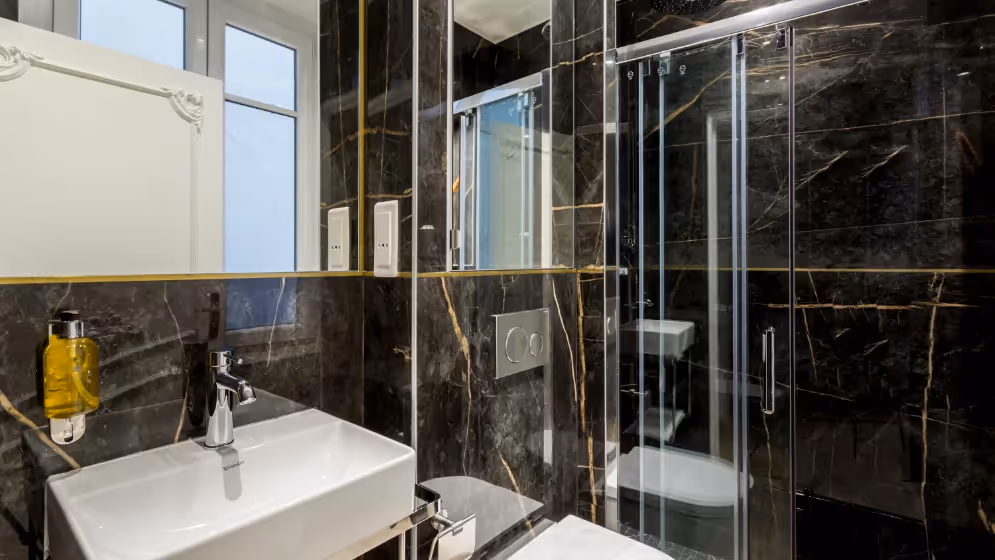 Le sdb 5 suite signature hoche balcon Vue tour eiffel