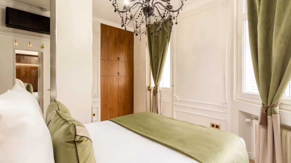 Le chambre 7 suite signature hoche balcon Vue tour eiffel