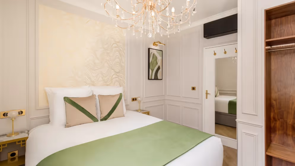 Le chambre 5 suite signature hoche balcon Vue tour eiffel