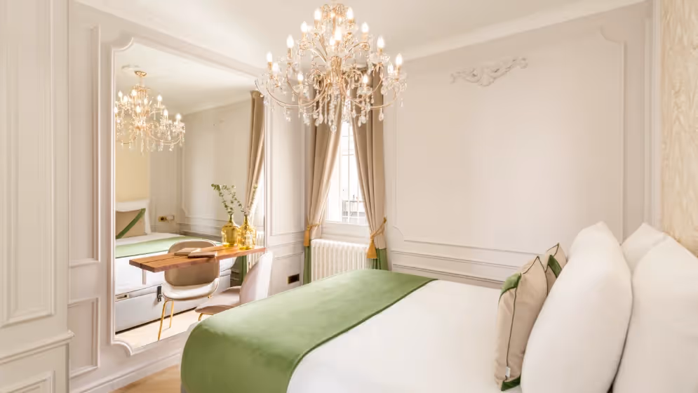 Le chambre 5 suite signature hoche balcon Vue tour eiffel
