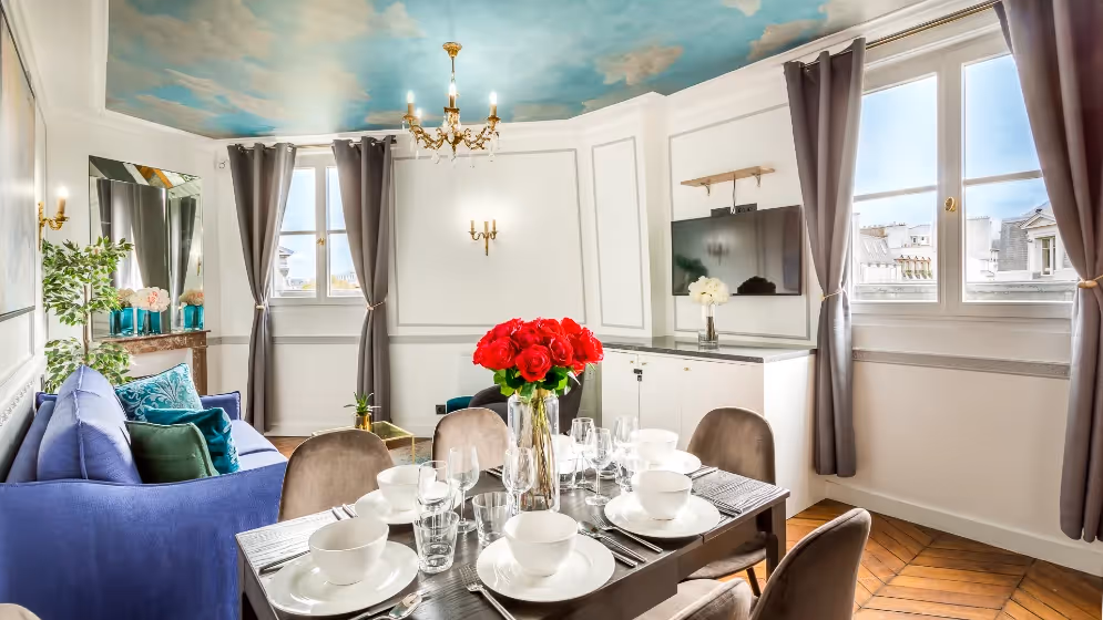Le salon avec table a manger suite de luxe royale II vue madeleine