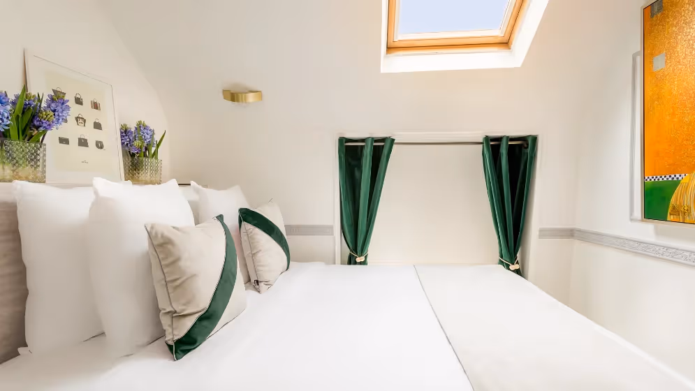 Le chambre 1 suite de luxe royale II vue madeleine