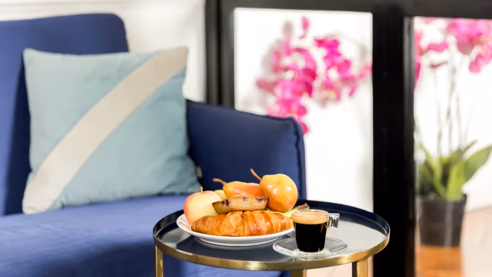 Le Petit dejeuner suite de luxe royale I vue madeleine