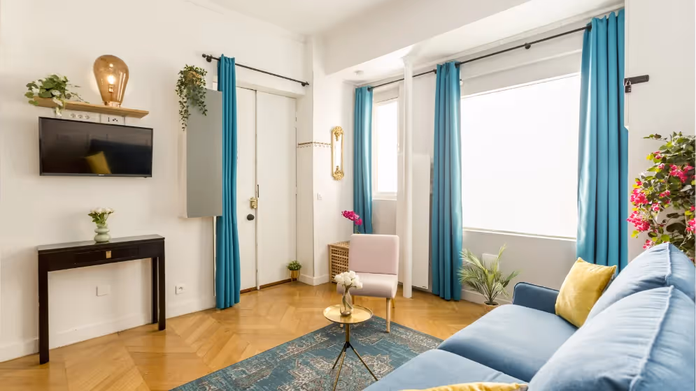 Le Salon with television suite de luxe mermoz