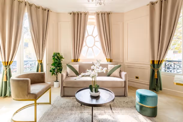 Le salon vue fenêtres Luxury Suite Ours I