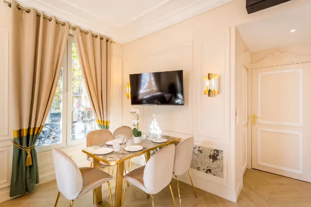 Le salon avec télé Luxury Suite Ours I