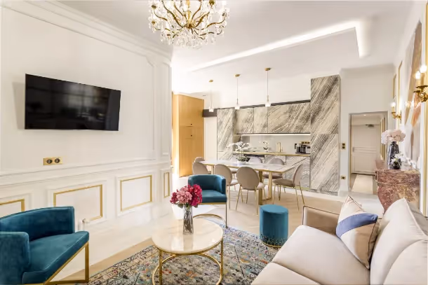 Le salon avec télé Luxury Suite Bac I