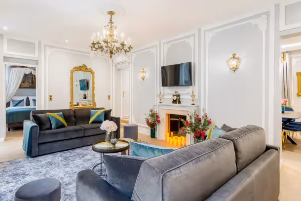 Le salon avec télé Signature Suite Victoria