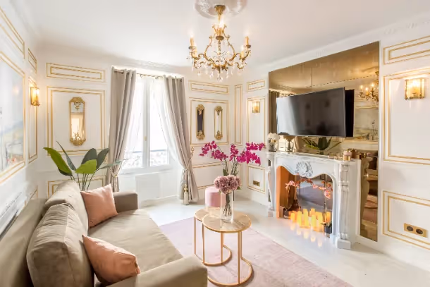 Le salon avec télé Luxury Suite Bourdonnais