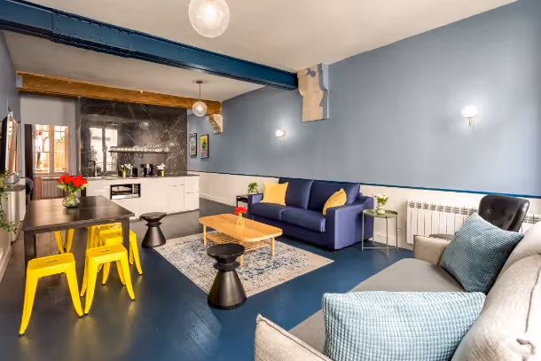 Le salon vue cuisine Luxury Suite Saint Denis I