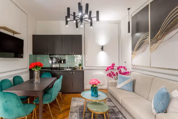 Le salon avec télé Luxury Suite Aboukir IV