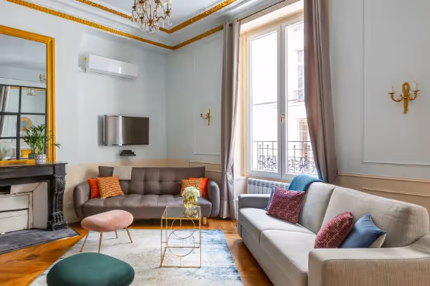 Le salon vue sur fenêtre Luxury Suite Aboukir I