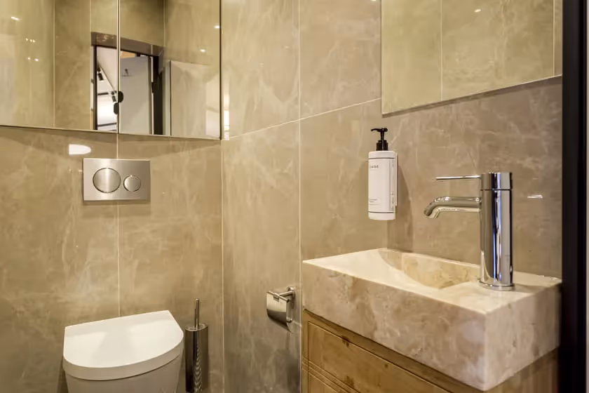 Separate WC 2 Signature Suite St Cyr I