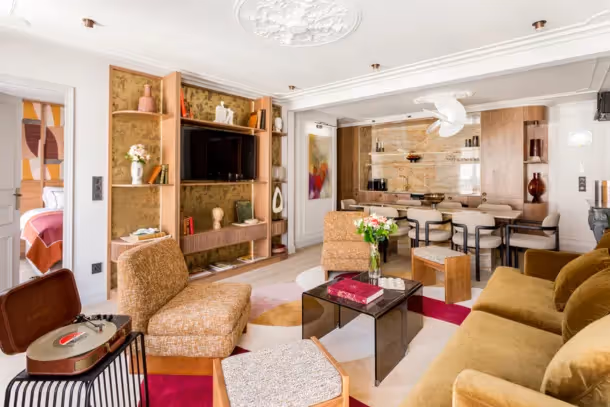 Salon avec télé de la Signature Suite Rougemont III