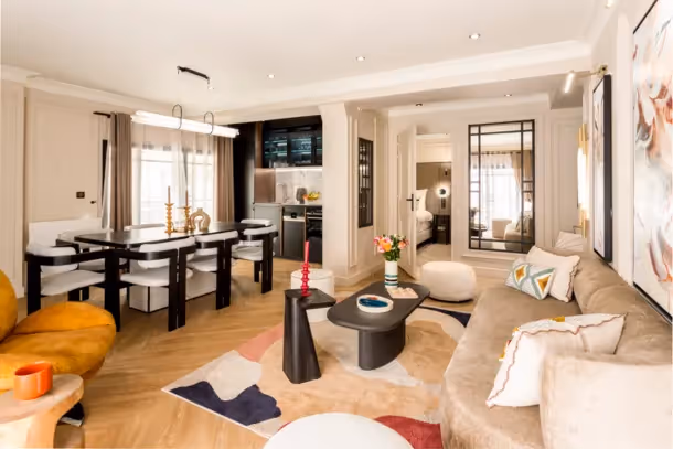 Salon décoré de la Luxury Suite Bvd Saint Denis