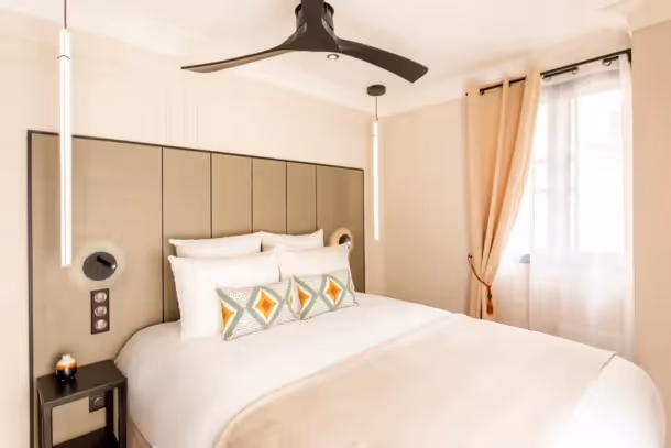 Chambre lit double de la Luxury Suite Bvd Saint Denis
