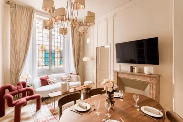Salon avec télé de la Signature Suite Marignan