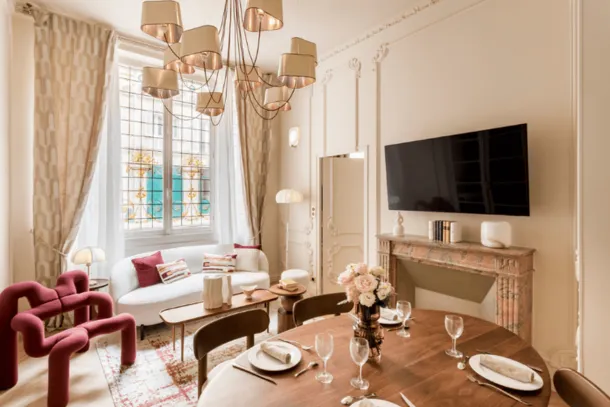 Salon avec télé de la Signature Suite Marignan