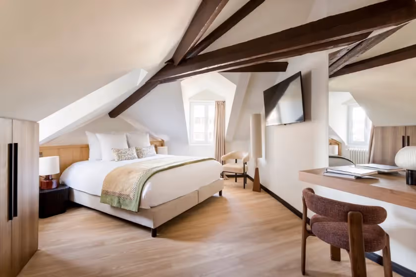 Room 1 Signature Suite St Cyr I