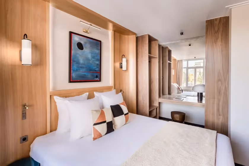 Room 2 Signature Suite St Cyr I