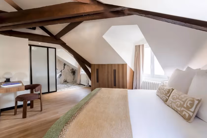 Room 1 Signature Suite St Cyr I