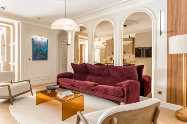 Living room with sofa in Signature Suite Grenelle I