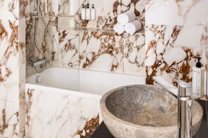 Bathroom Bedroom 1 Suite Signature Bateliere