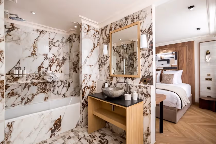 Bathroom Bedroom 1 Suite Signature Bateliere